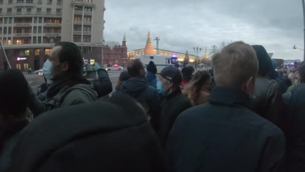 Moskova, Rusya - 21 Nisan 2021: Alexey Anatolievich Navalny 'yi savunmak için miting — Stok video