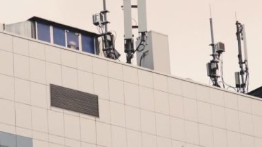 Çatıda hücresel iletişim antenleri olan modern yerleşim yerleri.