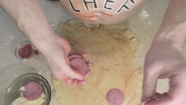 Grubas z napisem "kucharz" na brzuchu robi pizzę. Zwolnienie warunkowe i humor — Wideo stockowe
