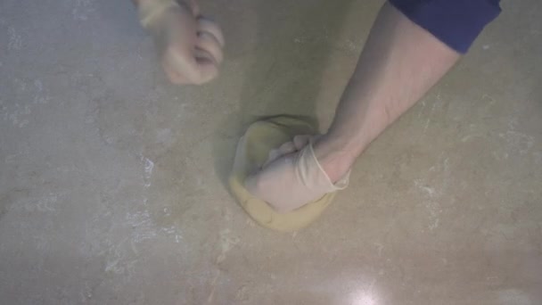 L'homme en gants de cuisine frappe la pâte avec ses poings. Gros plan — Video