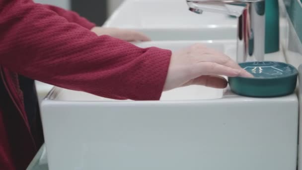 Schwangere kaufen Waschbecken für ein neues Zuhause. Sie untersucht sorgfältig Keramik und Wasserhahn — Stockvideo