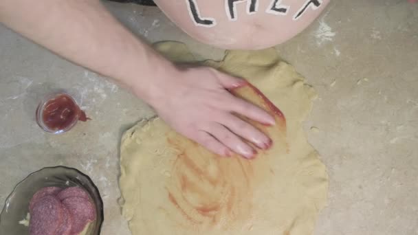 Pria gemuk dengan kata-kata koki di perutnya menyebarkan saus tomat di atas pizza. Parodi, humor — Stok Video