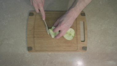 Adam tatlı meyve salatası için elma dilimler. Sağlıklı beslenme kavramı