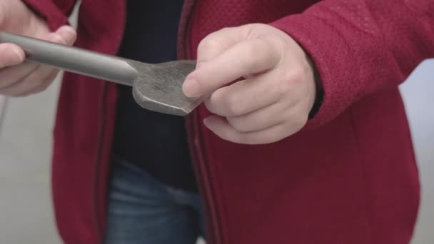 Frau im Baustoffgeschäft entscheidet sich für breiten Bohrer zum Bohren von Wänden — Stockvideo