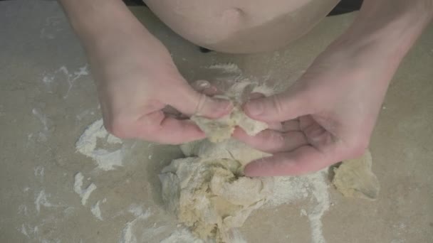 Vette chef-kok met een blote maag bereidt het deeg voor dumplings. Parodie en humor — Stockvideo