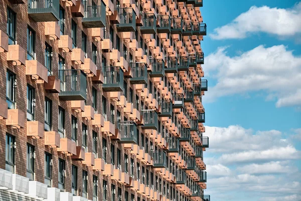 Listo para alquiler residencial, edificio de apartamentos de gran altura. Fondo del cielo azul —  Fotos de Stock