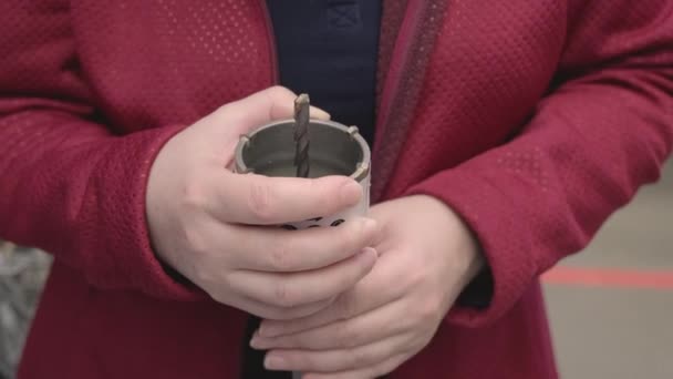 Mujer en la tienda compra un taladro para perforar nichos para enchufes eléctricos. De cerca. — Vídeos de Stock