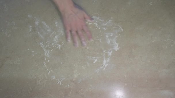 Människan smörjer bordet med mjöl och tar ut jästdegen ur skålen — Stockvideo