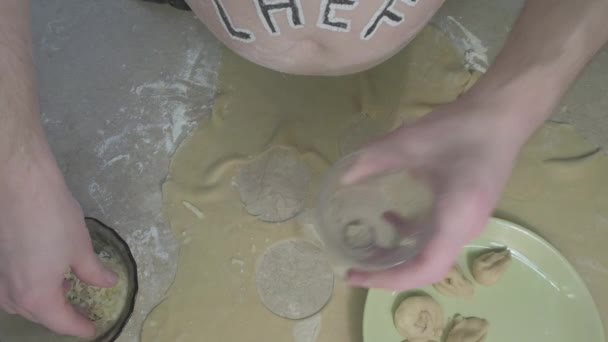 Fat guy with the word chef on his stomach drinks vodka and makes dumplings — Stock Video