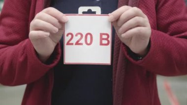 Kızın elinde Rusça bir mektup var. Etikette 220 voltluk elektrik uyarısı