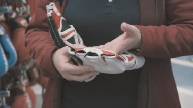 Karışık dövüş için eldiven almayı seçiyor. Eller yakın çekim