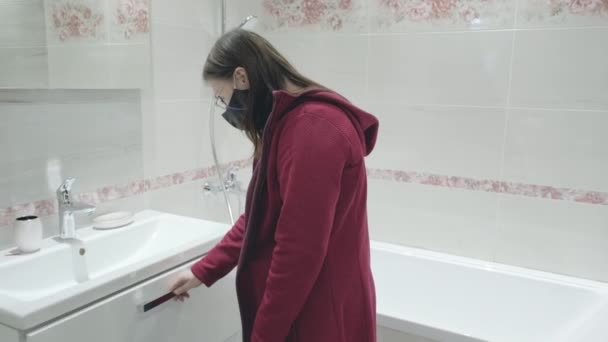 Woman in shop chooses bathroom for her new home. She wears mask against virus — Stock Video