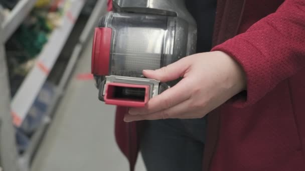 Mujer en el estacionamiento de la tienda elige para comprar coche aspiradora interior — Vídeo de stock