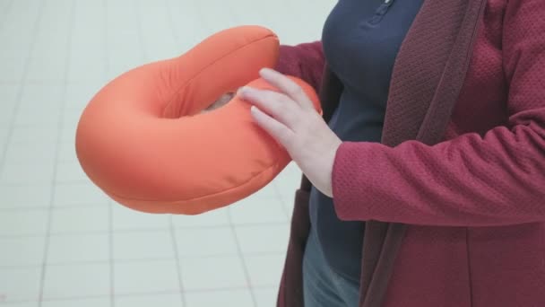 Έγκυος γυναίκα με μάσκα κατά του ιού αγοράζει μαξιλάρι στο κατάστημα για να υποστηρίξει το λαιμό της — Αρχείο Βίντεο