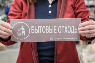 Kızın elinde Rusça tabela var. Ev atıkları, her çöpün kendi evi var.