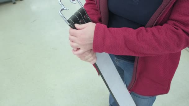 Donna nel negozio sceglie cintura di sollevamento pesi grande e forte e powerlifting — Video Stock