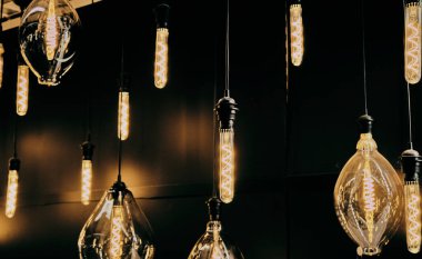 Dekoratif ampullerin parlak spiralli arka planı