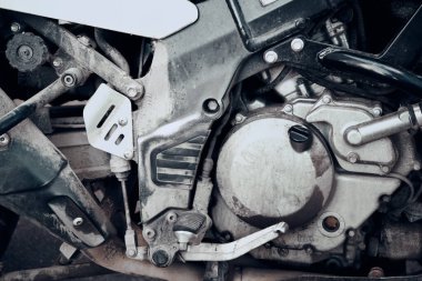 Enduro Motosiklet yan görüntüsü. Motor, ayak dinlenme ve vites değiştirme ayağı. Yakın çekim.