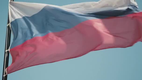 Flaga Federacji Rosyjskiej trzepocze na wietrze. Zbliżenie strzału — Wideo stockowe