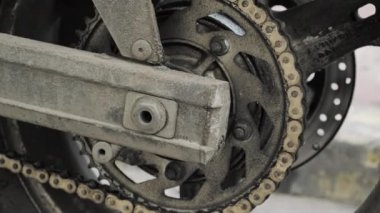 Motorcu gaz kolunu sıkar, zincir seğirir ve motosiklet hareket etmeye başlar.