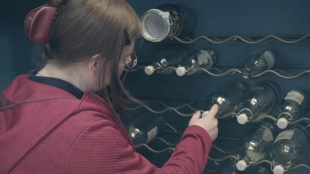 Donna caucasica prepara bottiglie in dispensa per fare fatto in casa, tintura rustica — Video Stock