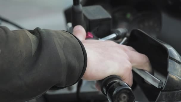 Filmagem com som. Motociclista inicia sua motocicleta. Edição de vídeo 4K. Fechar — Vídeo de Stock
