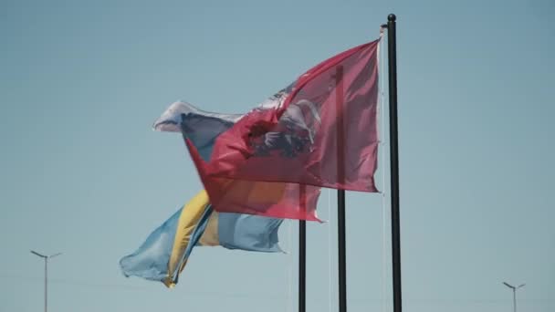 Banderas de Suecia, Federación Rusa y la capital de Rusia Moscú en el viento — Vídeo de stock