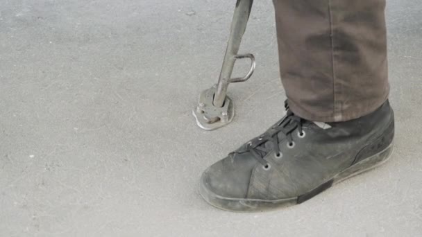 Biker foot removes the footrest of the motorcycle and puts it in first gear — Stock Video