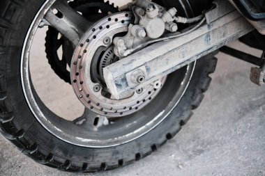 off road motosiklet arka tekerlek ve disk frenleri. Yakın çekim.