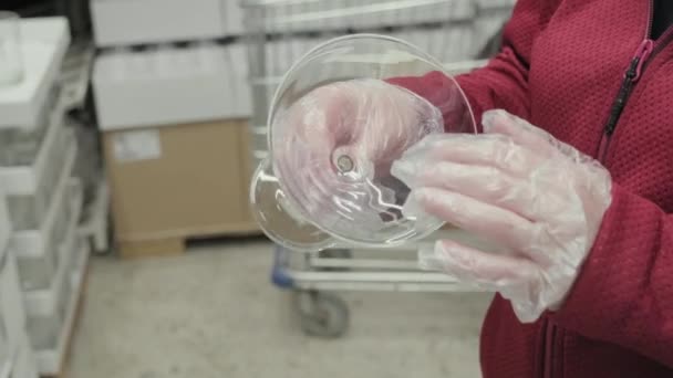 Meisje in handschoenen tegen virus kopen glas voor martini 's en cocktails in de winkel — Stockvideo