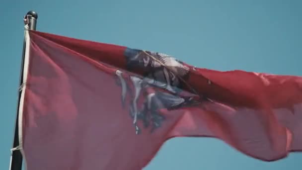 Red flag of Moscow, capital of Russian Federation, with image George Victorious — Stock Video