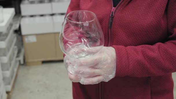 Blank meisje in handschoenen tegen virus te kopen glas voor wijn en cognac in de winkel — Stockvideo