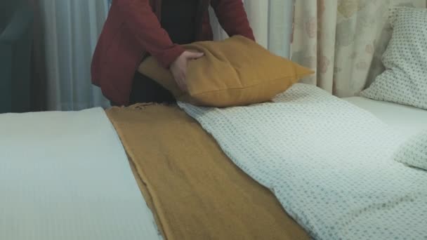 Obosit după zbor, o femeie caucaziană îndreaptă patul într-o cameră de hotel — Videoclip de stoc