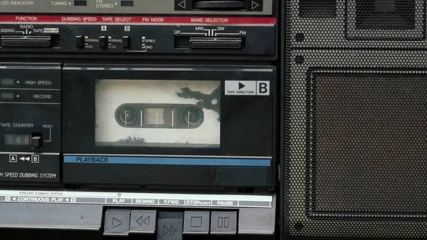 Vieux Magnétophone Rétro Rembobine Une Cassette Gros Plan Concept Surréalisme — Photo