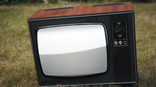 Retro oude TV staat op straat. Er is storing op het scherm van het apparaat. close-up schot — Stockvideo