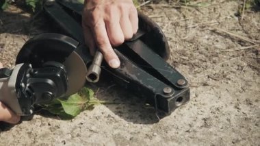 Adam Jack 'i dairesel testere ile kaldırmak için bir kol kesiyor. Dışarısı, üst manzara.