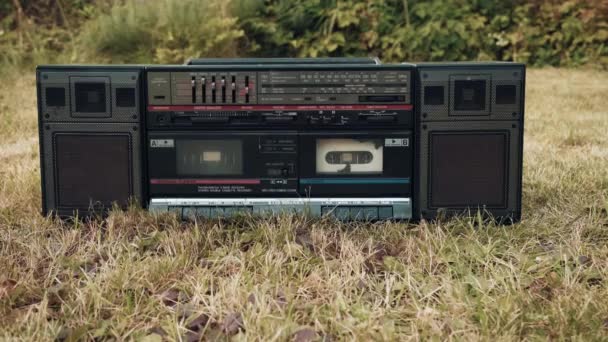 Vrouw drukt op play knop op oude retro tape recorder en pakt het op door handvat — Stockvideo