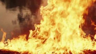 Su yüzeyindeki ateş sütunu, dünya sınırında.