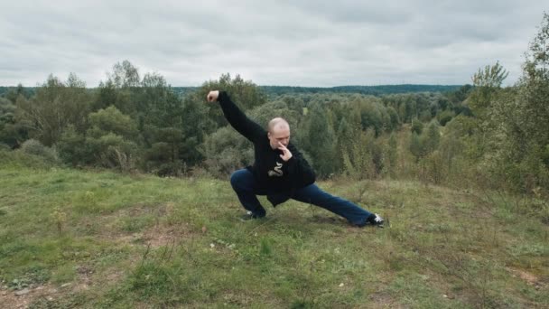 Kaukasisk mann er engasjert tradisjonell kinesisk gymnastikk qigong og tai chi – stockvideo