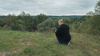 Beyaz adam geleneksel Çin jimnastiği qigong ve tai chi ile nişanlandı.