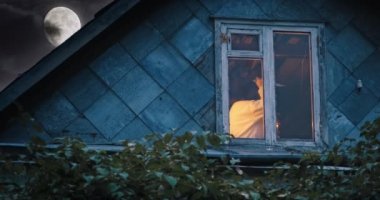 Çatlak kadın eski bir evin tavan arasında birini öldürüyor. Gece ayı