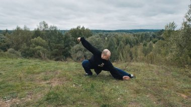 Beyaz adam geleneksel Çin jimnastiği qigong ve tai chi ile nişanlandı.