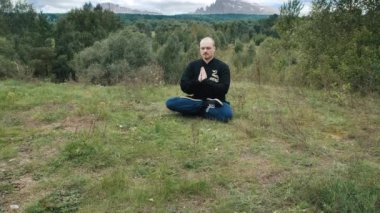 Beyaz adam geleneksel Çin jimnastiği qigong ve tai chi ile nişanlandı.