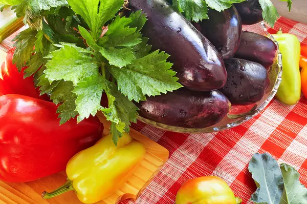 mutfak masasının üzerinde sebze