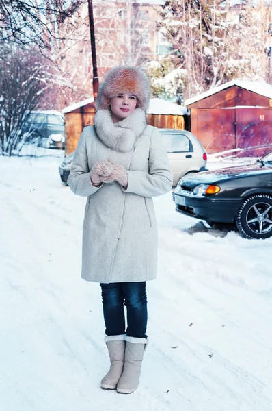 Kış günü bir kız portresi tam uzunlukta