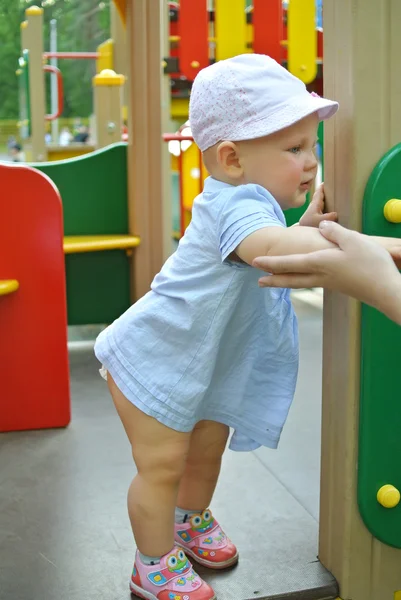 Dziecko dziewczynka na placu zabaw — Zdjęcie stockowe