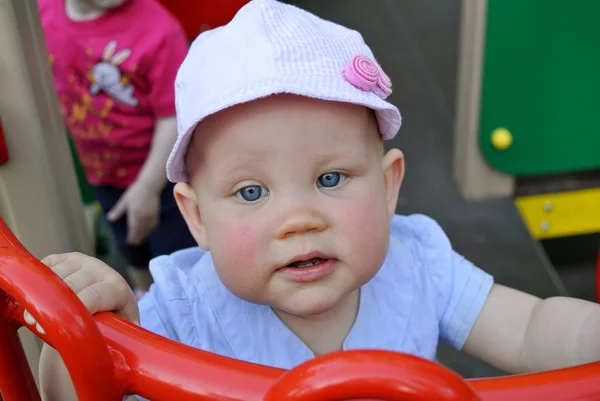 Bambina in cammino — Foto Stock