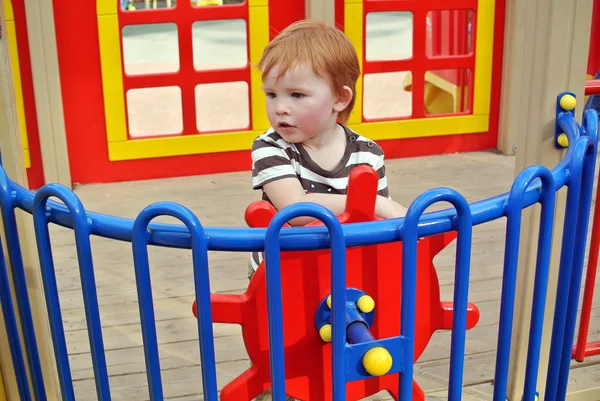 Parkta oynayan küçük çocuk.