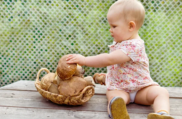 Baby sees mushrooms for the first time — Stock Photo, Image