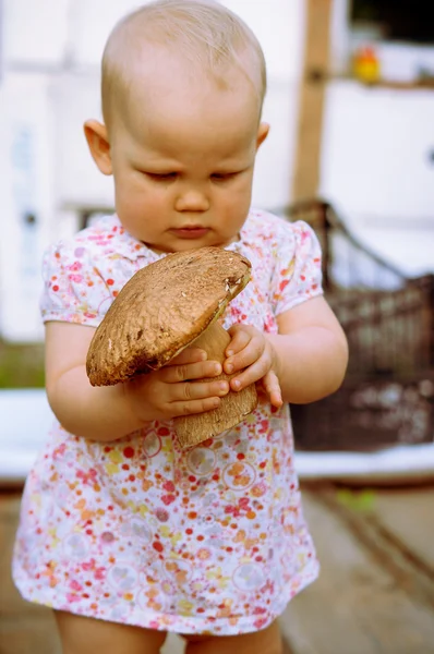 Menina de um ano com cogumelo — Fotografia de Stock